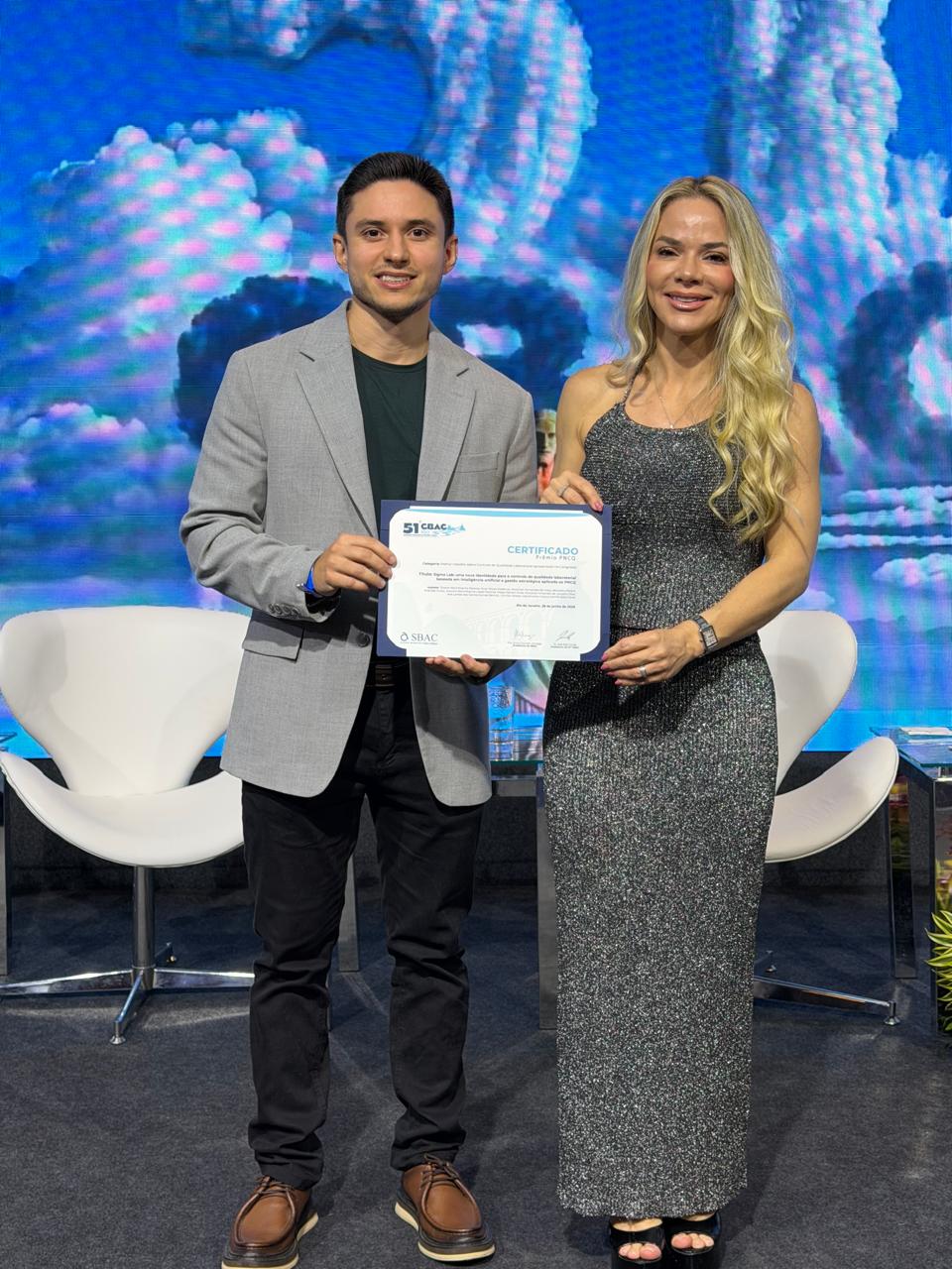 Equipe LabQuali recebendo o Certificado Prêmio PNCQ no evento 51º CBAC Rio 2026